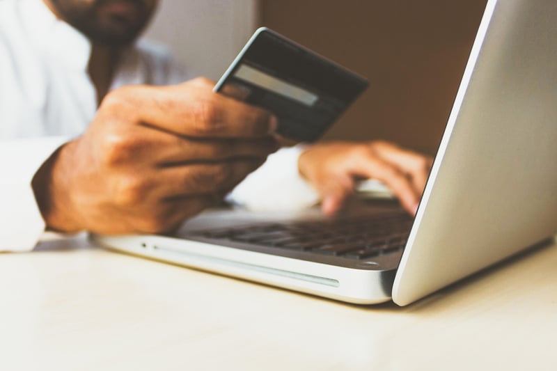 Comment payer sur amazon sans carte bancaire en 2026 : toutes les alternatives